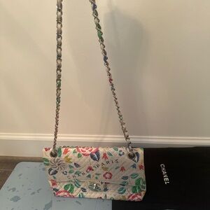 CHANEL White Floral Shoulder Bag with Chain Strap